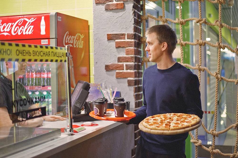 Юрий в пиццерии занимается и стратегическим управлением, и работает наравне со всеми: моет посуду, принимает заказы и собирает пиццу