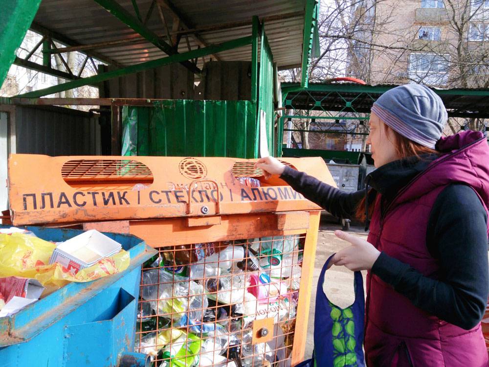 Пластиковые и стеклянные бутылки, алюминиевые и жестяные банки, бумагу и тетрапаки я сдаю на переработку