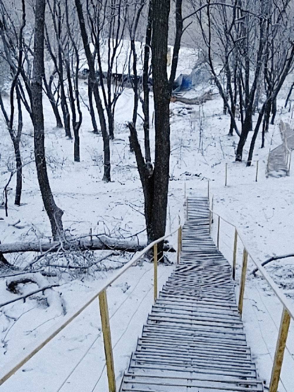 Спуск к&nbsp;лыжной базе и&nbsp;наш район с&nbsp;горы на&nbsp;фоне областной больницы