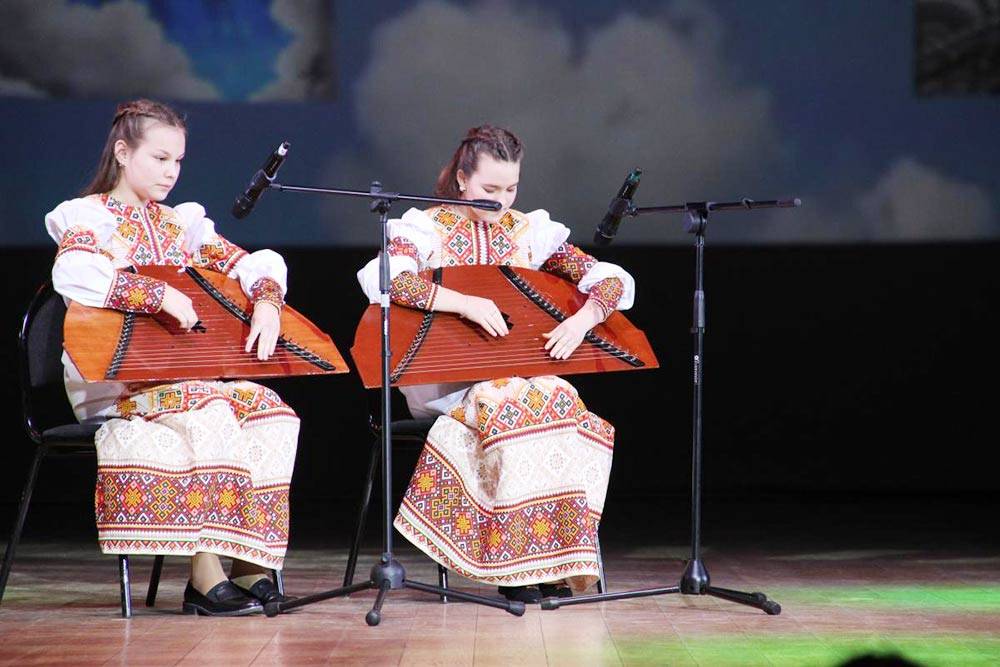 Участники Удмуртского общества финно-угорских народов «Герд» играют на национальных инструментах. Источник: «Душевная Москва»
