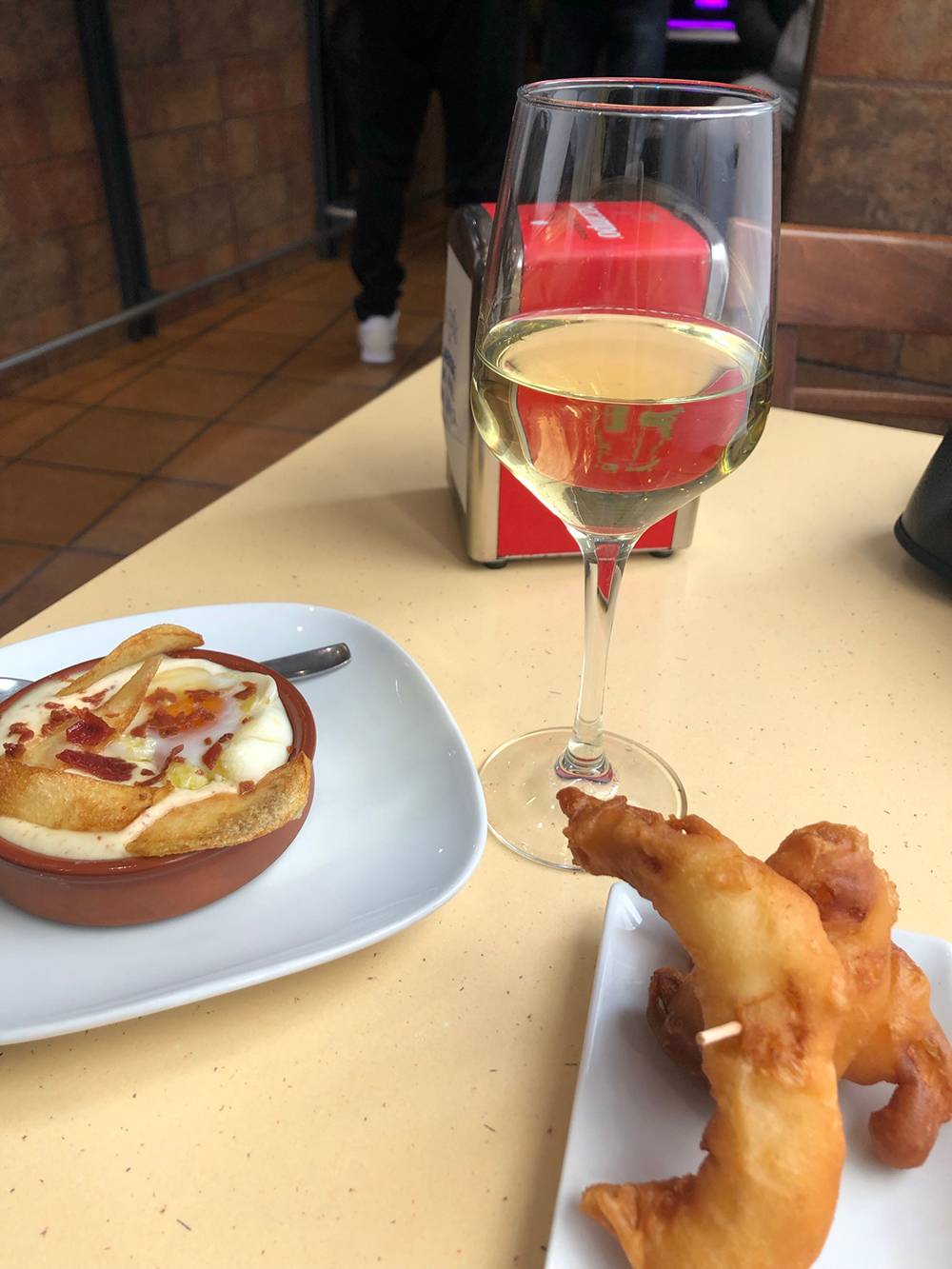 Так выглядит типичный испанский ланч — закуски и вино, которое в каждом баре и кафе свое