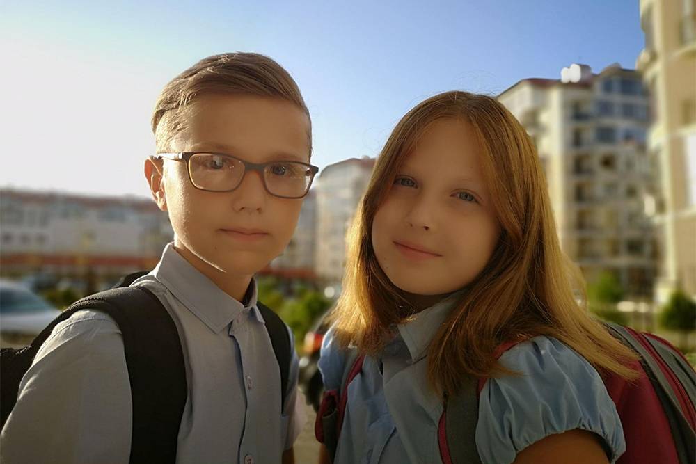 Дети идут в новую школу. В итоге они быстро адаптировались к новой среде и о Подмосковье больше не вспоминают
