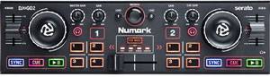 Простой компактный контроллер Numark DJ2GO2: на нем подгоняют и сводят треки. Весит меньше килограмма, стоит 4500 рублей