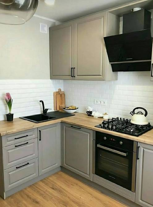 Фрезерованные фасады выглядят более классическими, но в углах собирается пыль, которую нужно регулярно протирать. Источник: Lena / Pinterest