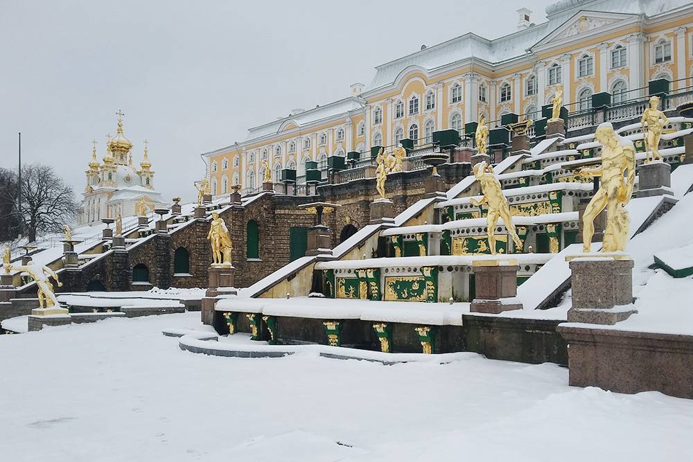 На мой взгляд, золотые скульптуры петергофских фонтанов под&nbsp;снегом смотрятся менее пафосно, чем летом