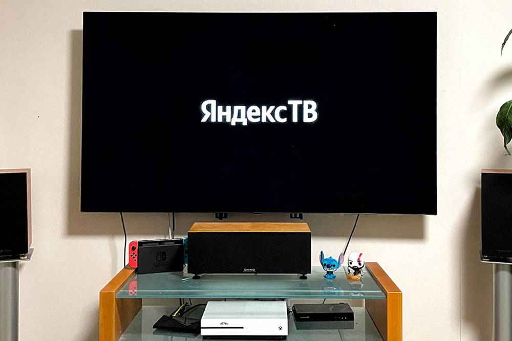 Не ищите на этом фото сам «Модуль»: он висит на HDMI-проводе за телевизором, от него видно только зарядный кабель USB Type-C — слева