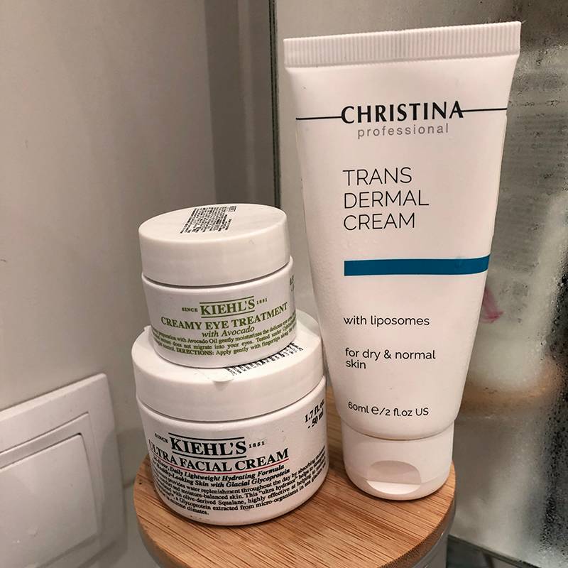 Сейчас моими фаворитами на зиму стали крем от Kiehl’s и ночной крем от Christina Cosmetics с липосомами. С этим кремом нужно быть осторожным, так&nbsp;как он содержит ретинол. Лучше не смешивать его с кислотами, а если наносите утром, то обязательно сверху нужен солнцезащитный крем