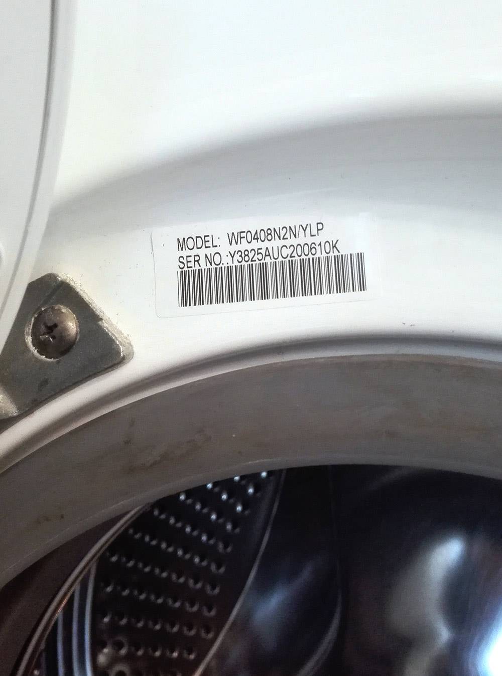 Наклейка на стиральной машине «Самсунг»: модель — WF0408N2N/YLP, серийный номер — Y3825AUC2000610K. Такие наклейки еще называют шильдиками