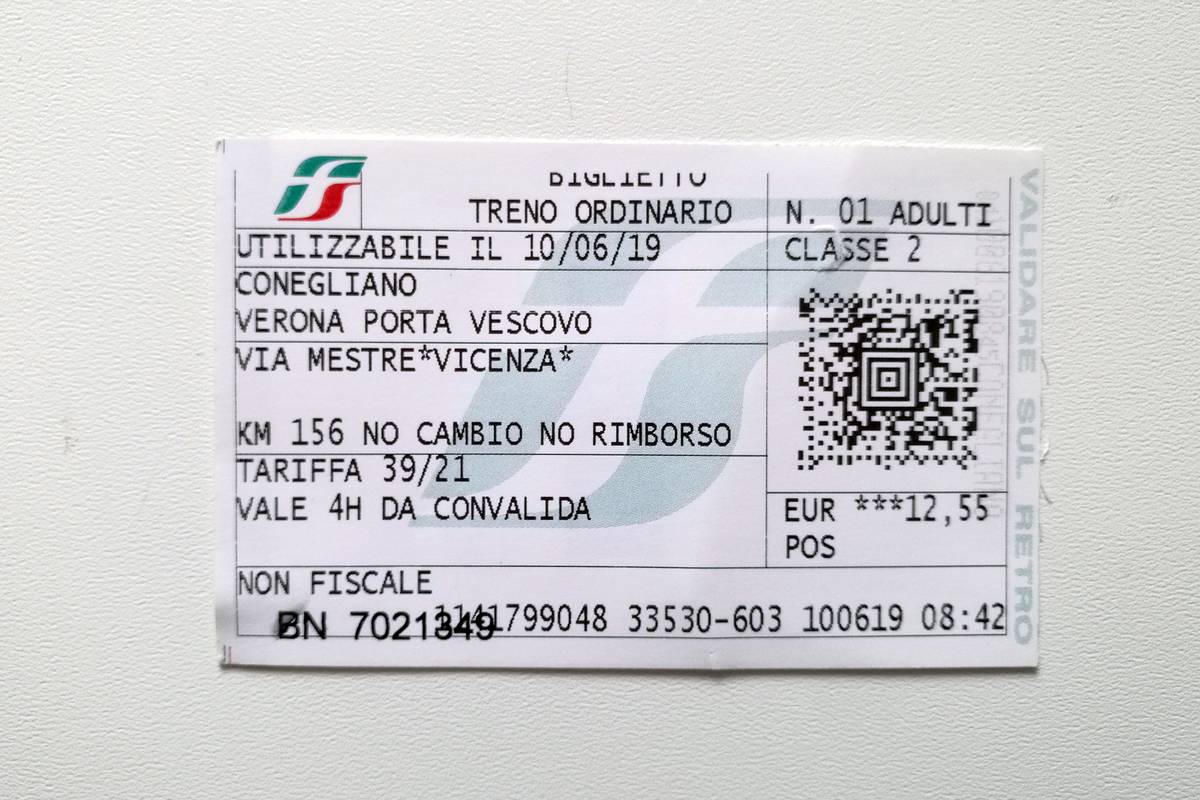 Билет Конельяно — Верона с пересадкой в Венеции за 12,80 € (909 <span class=ruble>Р</span>). Цифры и буквы по краю билета отпечатываются в автоматах-валидаторах