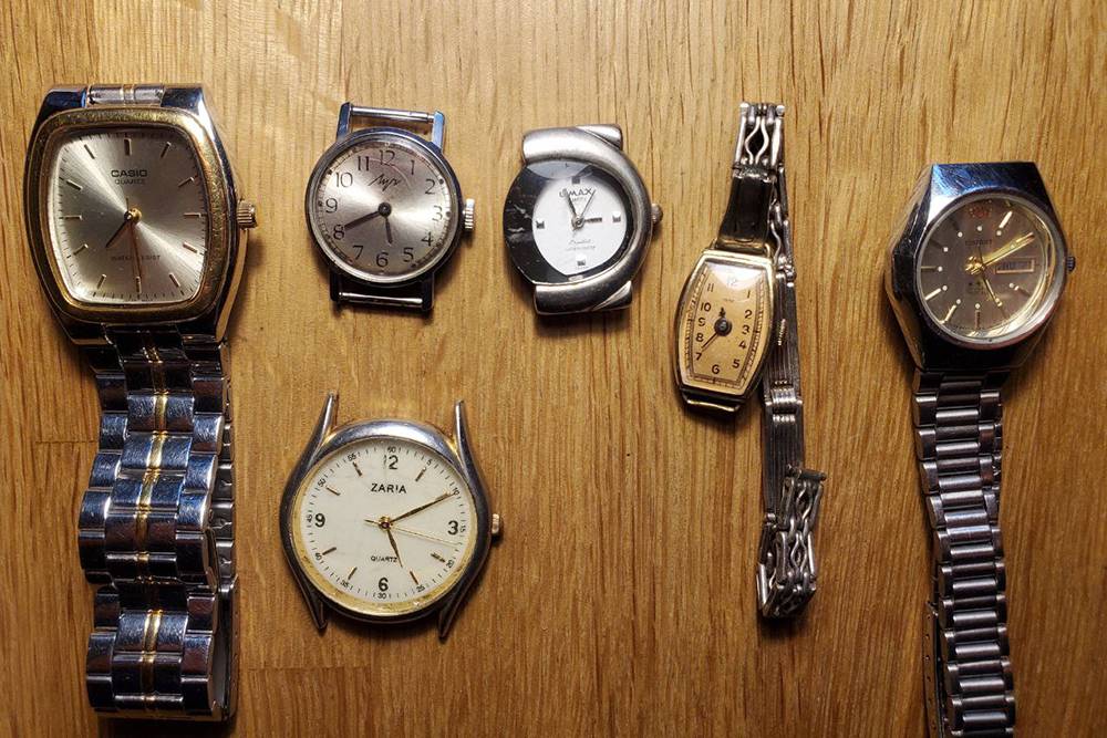 Это один из моих прошлых уловов женских часов. Casio в отличном состоянии, с браслетом и без&nbsp;единой царапины. Часы «Луч» рабочие, но ничего не стоят. Японские QMAX: корпус — в мусорку, механизм Epson в отличном рабочем состоянии. Немецкие Ormo середины 1940-х годов на сломанном советском серебряном браслете не ходят. Крайние справа — Orient с автоподзаводом в очень хорошем состоянии, но механизм нужно показать часовому мастеру. «Заря» нерабочая и не стоит нисколько. В коллекции оставлю только Casio, Orient и Ormo