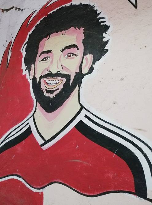 На переходе у маленькой автобусной станции в Танте, куда обычно приезжает маршрутка из Каира, я увидела граффити с изображением известного египетского футболиста Мохаммеда Салаха