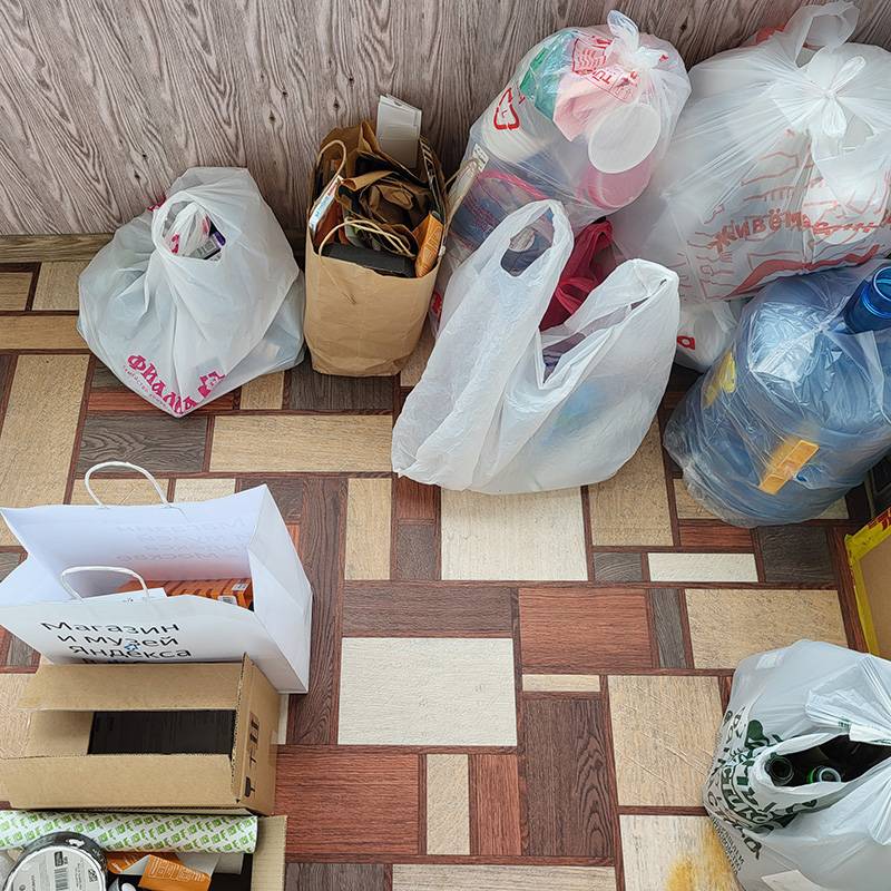 Я сортирую отходы на картон, пластик, стекло, металл, батарейки, лампочки и одежду. Сейчас у нас во дворе закрыли раздельный сбор мусора, поэтому я храню пакеты на балконе: мусор в них чистый, запаха нет. Но надо как-нибудь собраться и доехать до ближайшего пункта приема вторсырья, который я нашла через Recyclemap