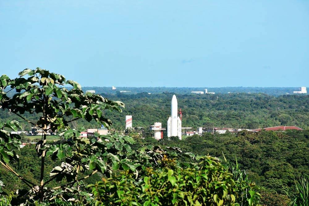 Космический центр, окруженный джунглями. Стартовые площадки для&nbsp;ракет расположены в 10 км от него