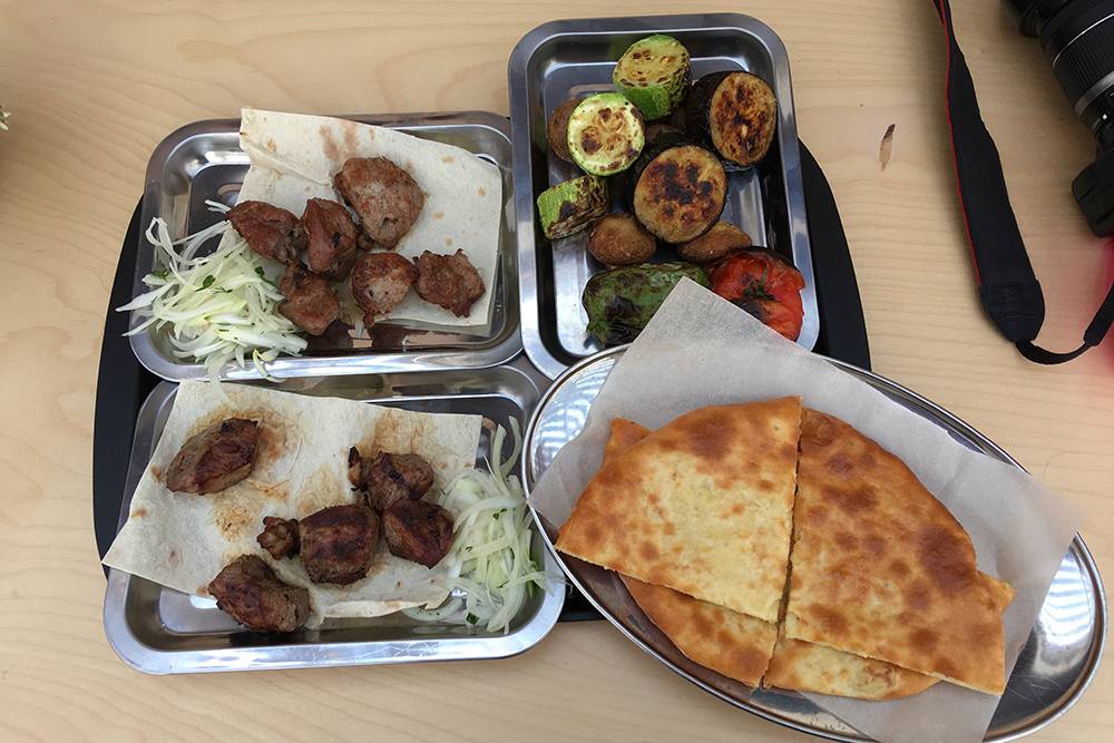 Еда нам понравилась: мясо мягкое, овощи сочные, а в пироге много начинки