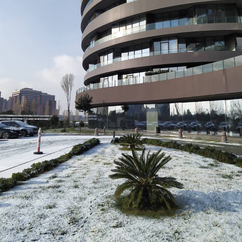 Снег в Стамбуле в январе. В районе Бакыркёй, где я жил, он пролежал всего день