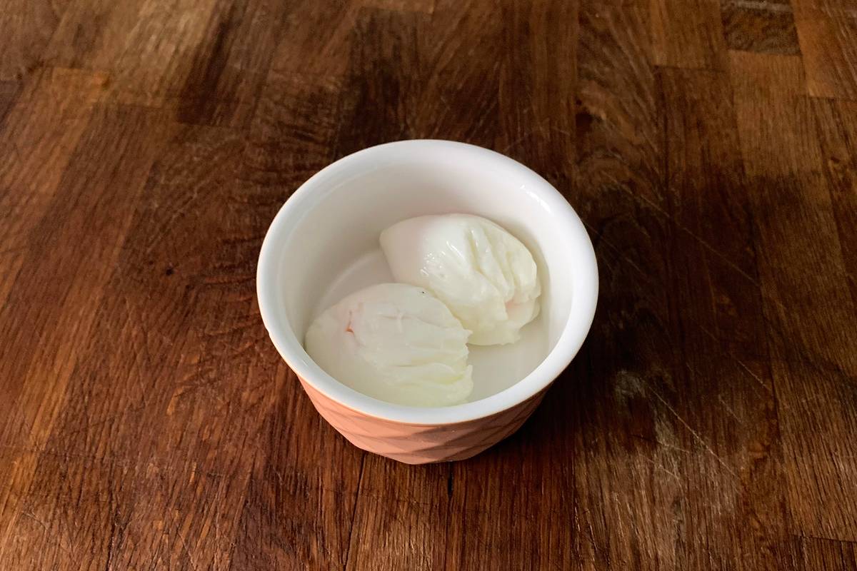 Готовые яйца пашот можно посолить и поперчить