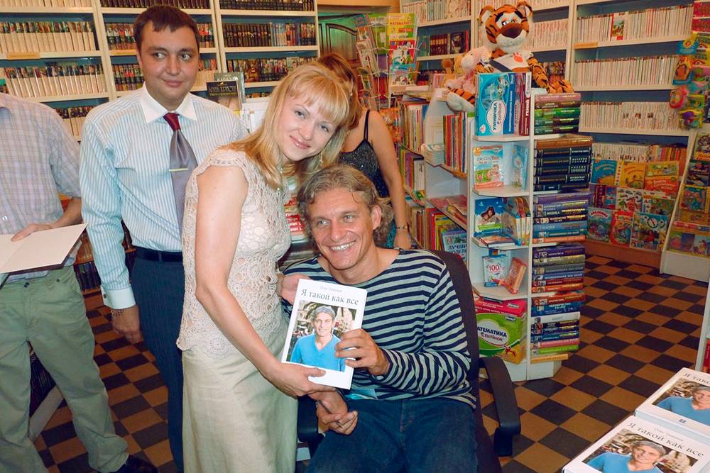 Олег Тиньков подписывает для меня свою книгу «Я такой как все» во Владивостоке в 2010&nbsp;году. Редакторы предлагали не публиковать это фото, но для&nbsp;меня это важное событие и веха в предыстории проекта