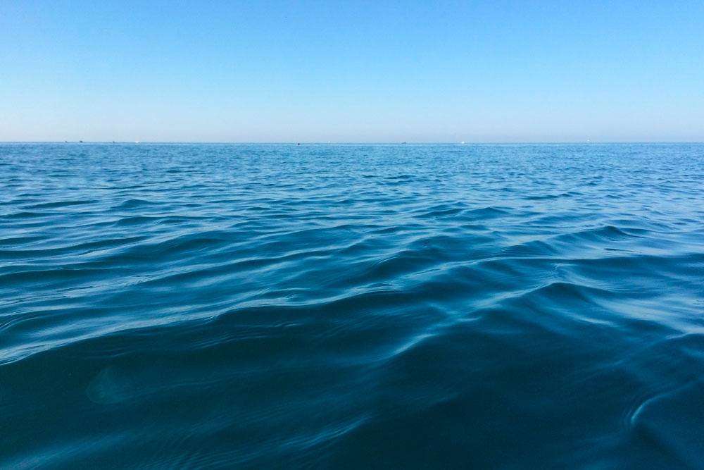 Сегодня вода в море как&nbsp;матовое стекло: ничего не видно. Вроде чистая, но так&nbsp;солнце падает