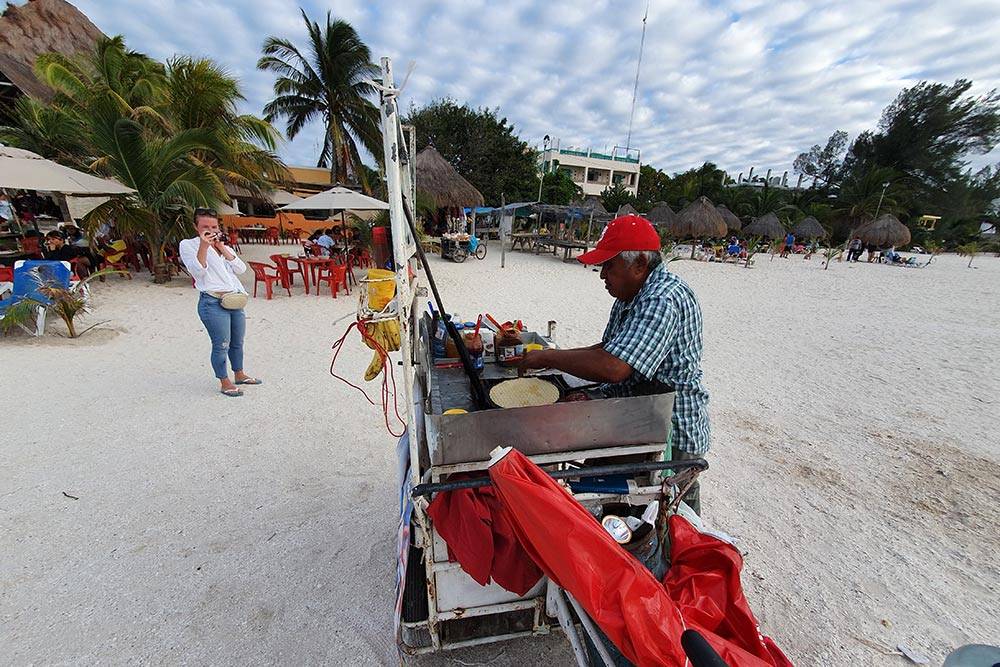 На пляже в Селестуне можно отведать мексиканский десерт marquesitas — это вафля с жареным бананом, тертым сыром и нутеллой. Готовят тут&nbsp;же на передвижной тележке с плитой. Трубочка стоит 40 MXN (148 <span class=ruble>Р</span>)