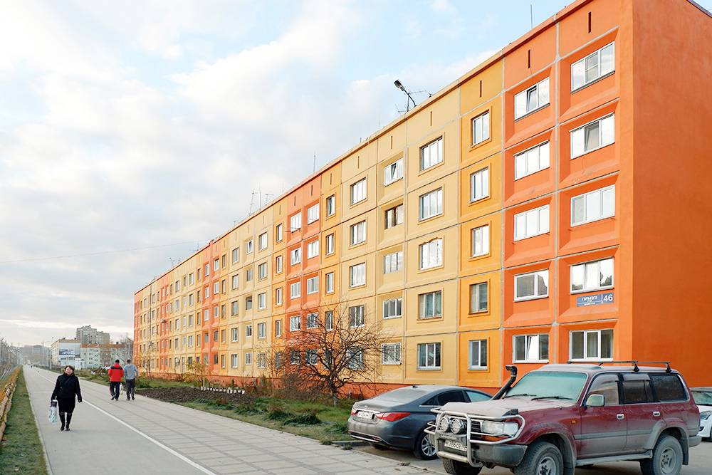 Дома в Южно-Сахалинске с цветными фасадами