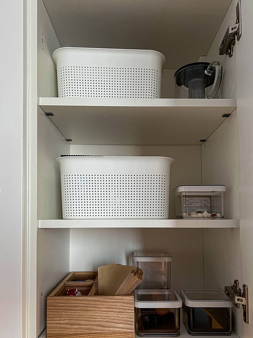 На фото справа — корзинки Rotho и деревянные органайзеры для&nbsp;чайных пакетиков из «Невидимка-шоп»
