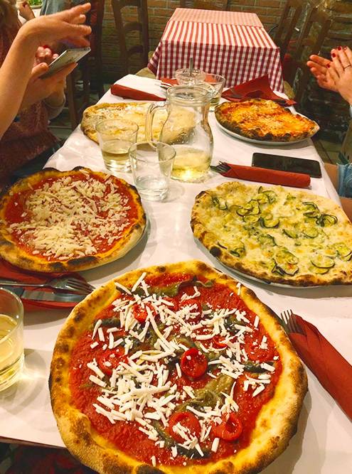 Пиццерия «Дар-поэта» в Риме. Мы были там два раза, брали разные вкусы и менялись кусочками, чтобы попробовать больше