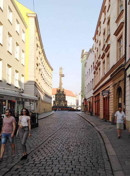 Не советую гулять по городу в обуви на шпильках