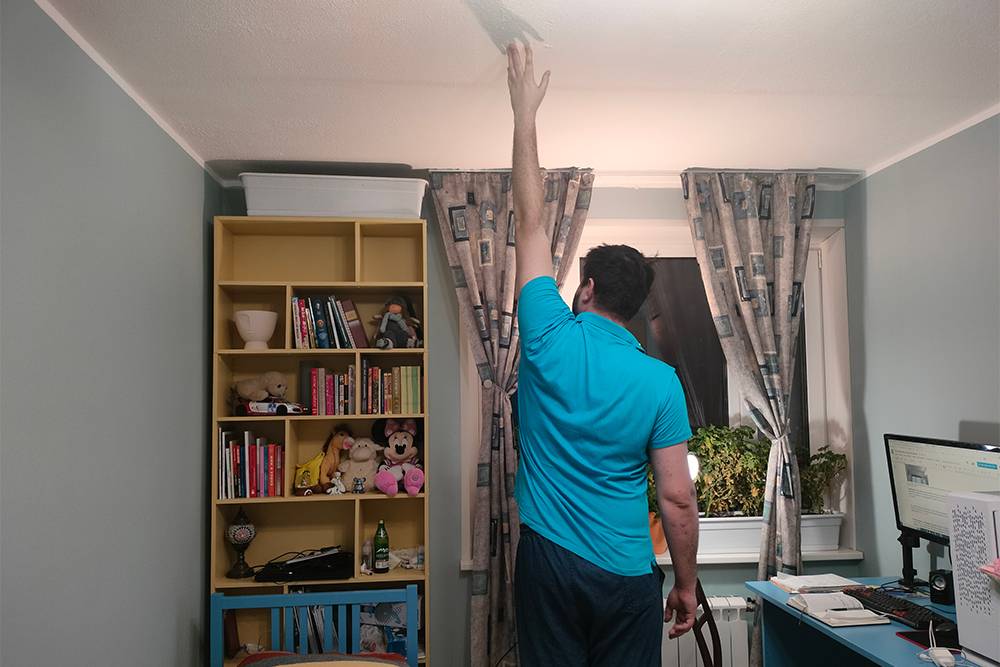 Потолок в квартире настолько низкий, что муж дотягивается до него рукой
