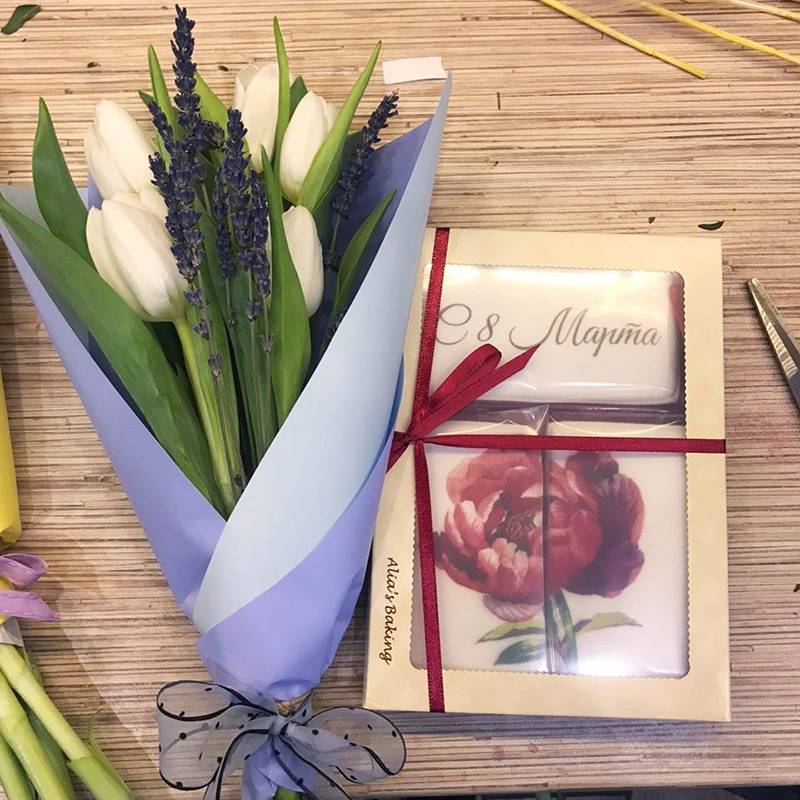 Если решите дарить букет цветов, можно добавить к&nbsp;нему интересное сладкое, например пряник с&nbsp;тематической кондитерской печатью. Фото: Юлия Ерешкина