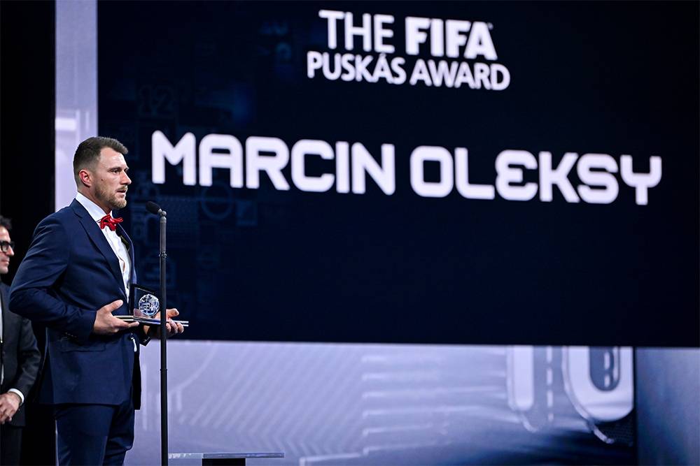 Марцин Олекси с призом имени Ференца Пушкаша. Источник: Brendan Moran - FIFA / Getty Images