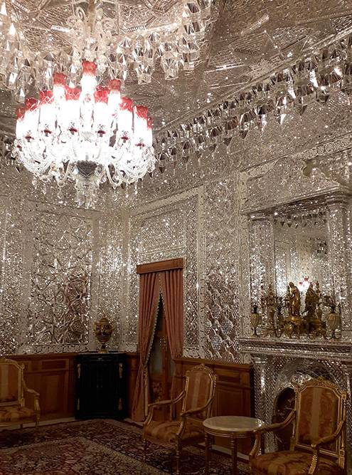 Зеркальная комната сделана по образу одного из залов дворца Голестан. Зайти внутрь не получится, разрешают только фотографировать