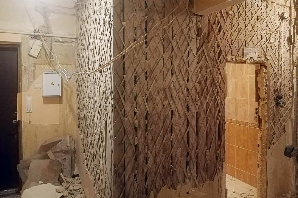 Стены в ванной были сделаны из популярной ранее дранки