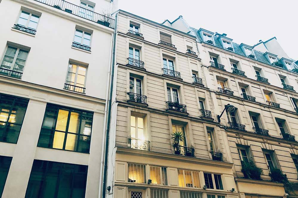 Я живу в типичном для центра Парижа доме. Обычно в таких зданиях крутые и узкие винтовые лестницы и часто нет лифта