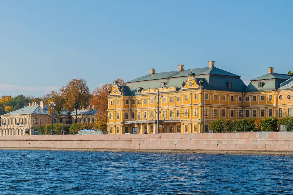 Дворец Меншикова стоит на&nbsp;самом берегу Невы. Фото:&nbsp;october prince&nbsp;/ Shutterstock