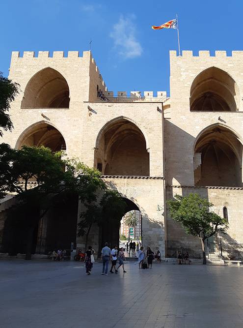 Крепостные ворота Торрес-де-Серранос — одна из главных достопримечательностей Валенсии
