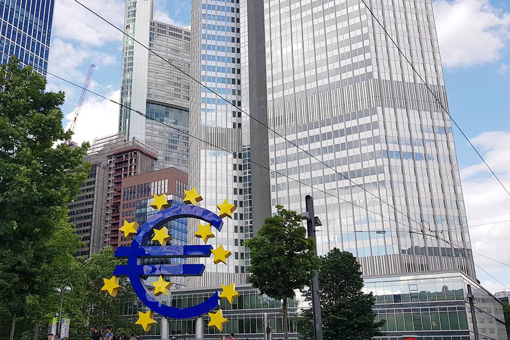 Один из символов Франкфурта — эмблема евро. Она установлена у бывшего здания Европейского центрального банка. В 2015&nbsp;году ЕЦБ переехал из центра города поближе к воде — на набережную