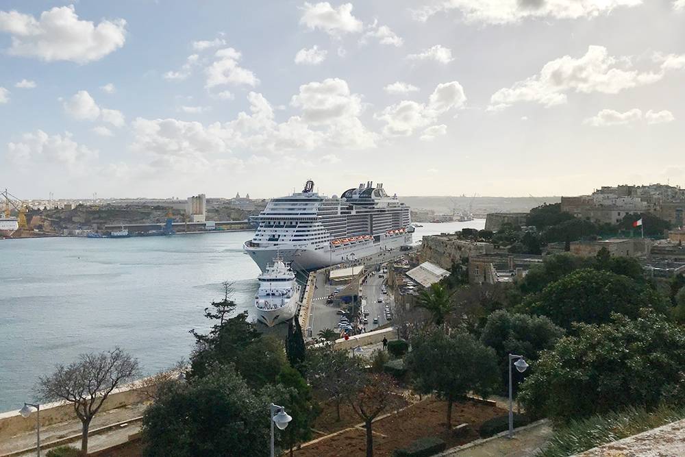 «Меравилья» в порту Мальты. Этот большой корабль компании MSC перевозит 6000&nbsp;человек — 4500&nbsp;пассажиров и 1500&nbsp;сотрудников