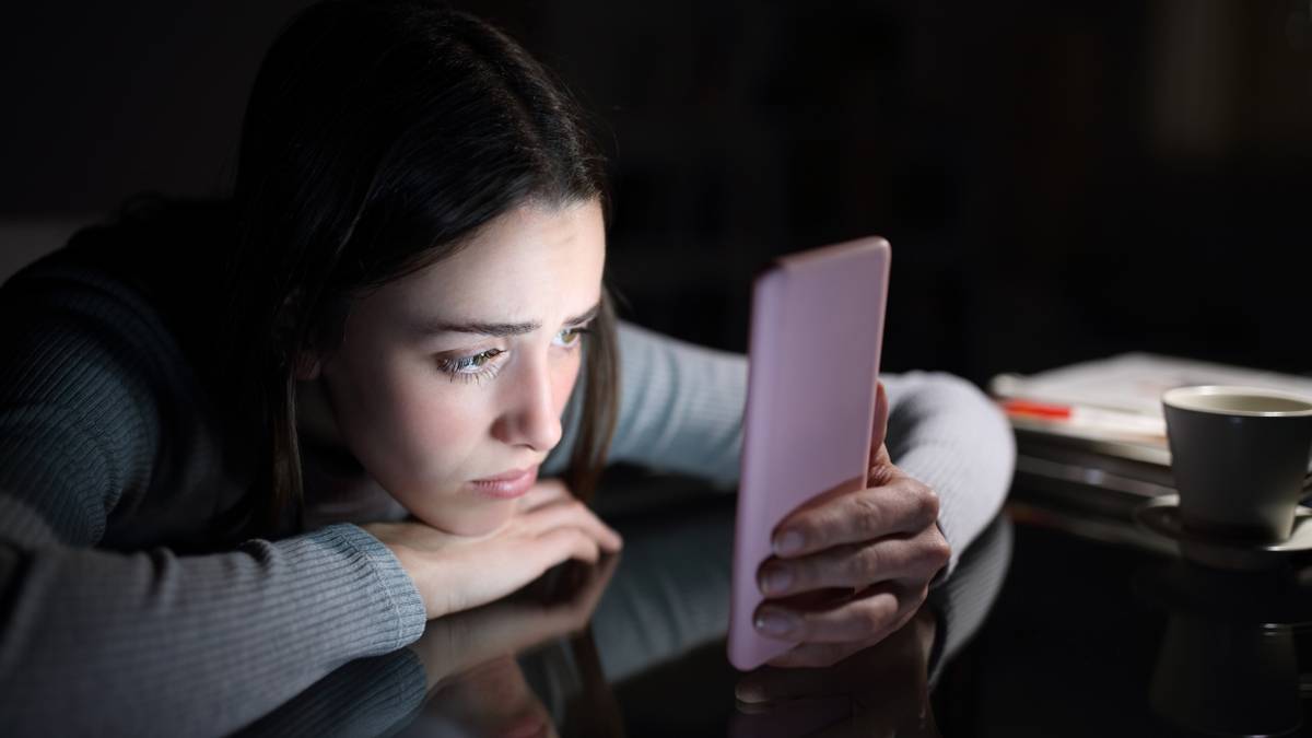 Открытки с котиками и стикеры с интимным подтекстом: чем нас бесит общение в мессенджерах