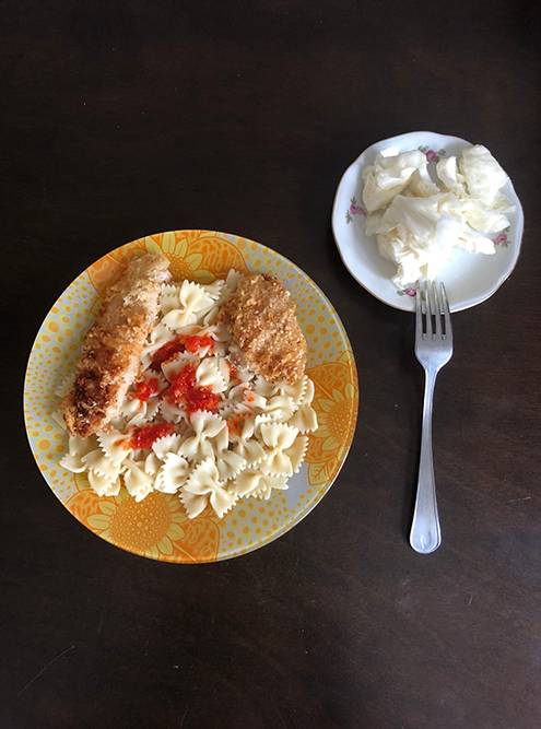 Обедаю курицей в&nbsp;кунжутной панировке, которую готовила в&nbsp;воскресенье, макаронами и маринованной капустой