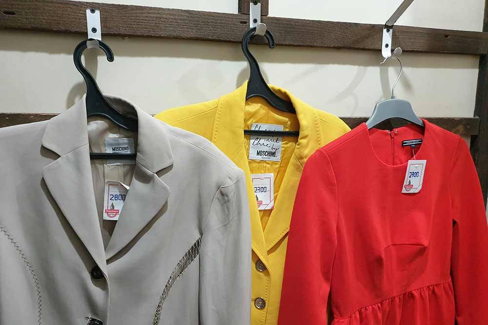 Это олдовые пиджаки Moschino и платье Tommy Hilfiger из 2000-х. Пиджаки стоят 2300&nbsp;и 2800 <span class=ruble>Р</span>, а платье — 2300 <span class=ruble>Р</span>
