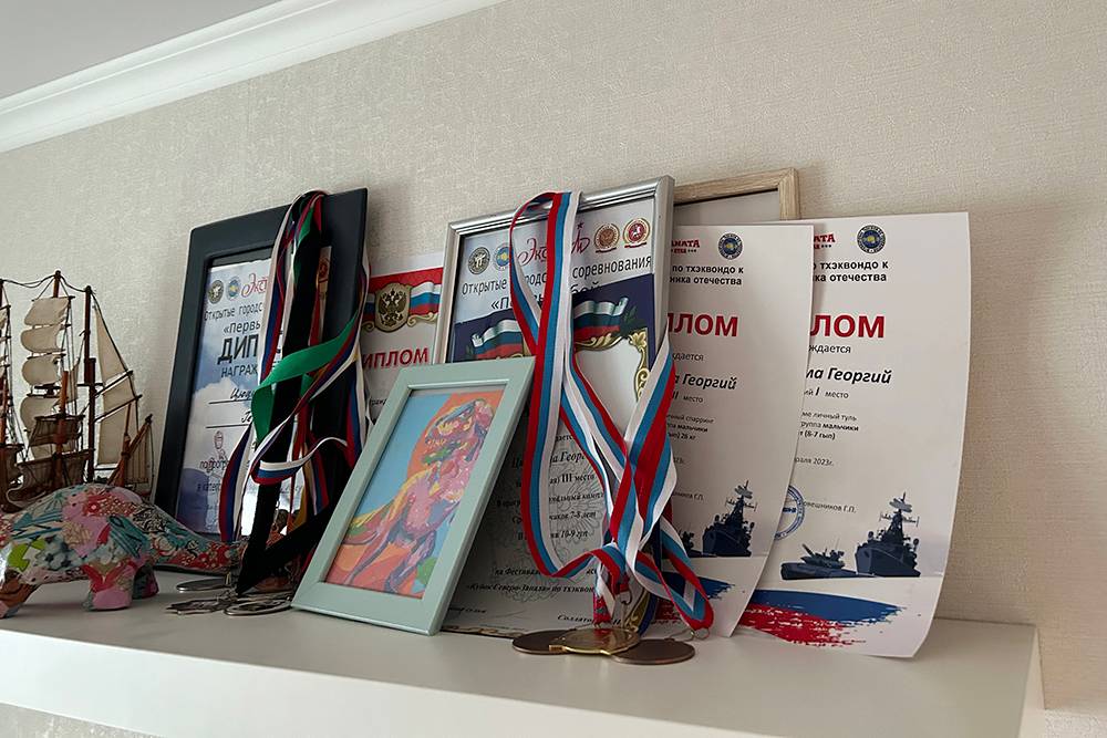 Часть полки в нашей квартире занимают дипломы сына