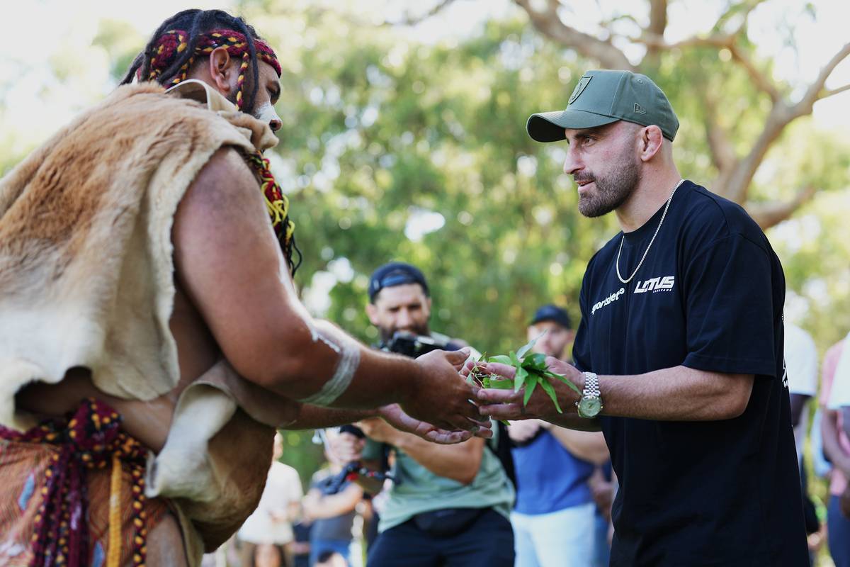 За несколько дней до турнира Волкановски поучаствовал в традиционной церемонии с местными аборигенами. Фото: Chris Unger / Getty Images