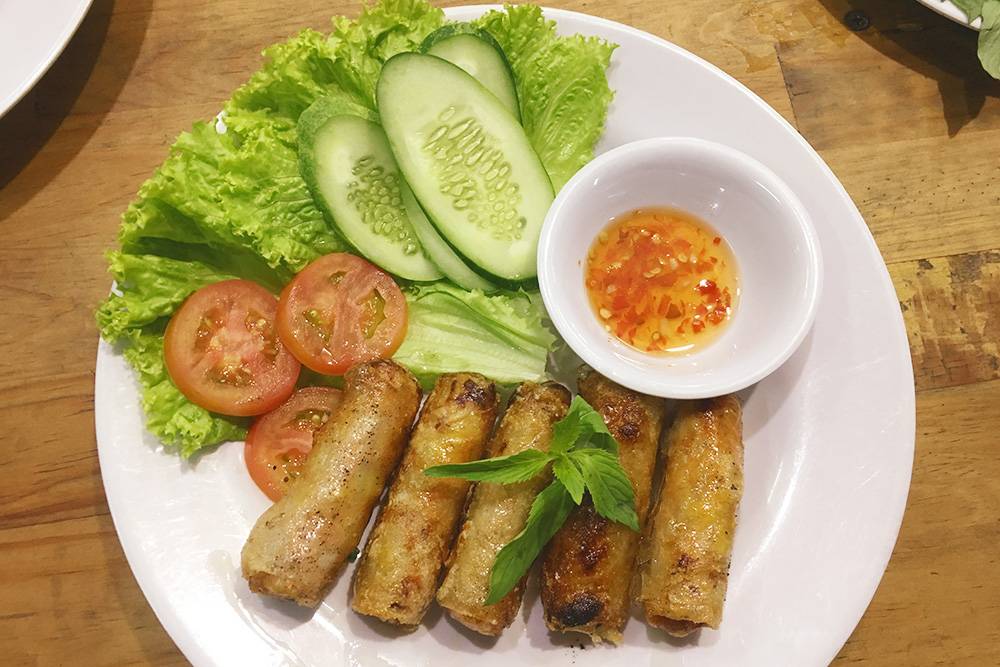 В качестве закуски вьетнамцы едят спринг-роллы — рулетики из рисовой бумаги, в которую заворачивают мясную или овощную начинку. Цена — от 30 000 ₫ (84 <span class=ruble>Р</span>)