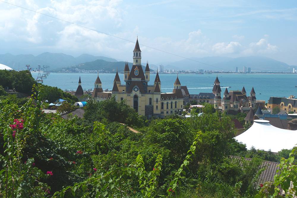 Парк развлечений «Винперл-ленд» в Нячанге своей архитектурой напоминает «Диснейленд»