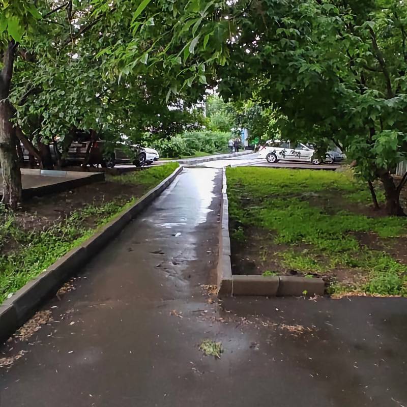 Обратно идем пешком, прокладываем маршрут через дворы, наслаждаемся свежестью после дождя