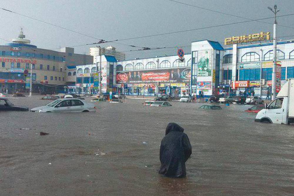 Если вы приехали в Курск летом, не паркуйтесь во время дождя около Центрального рынка. Фото: группа «Курск» во Вконтакте