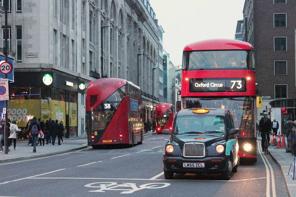 Красные двухэтажные автобусы давно стали символом города, как и черные кебы — так называют лондонские такси