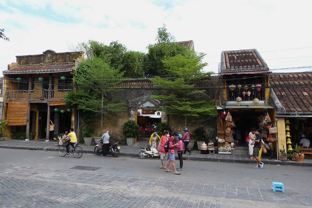 Архитектура Хойана старинная и очень милая: малоэтажные дома с черепичными крышами и китайскими фонариками