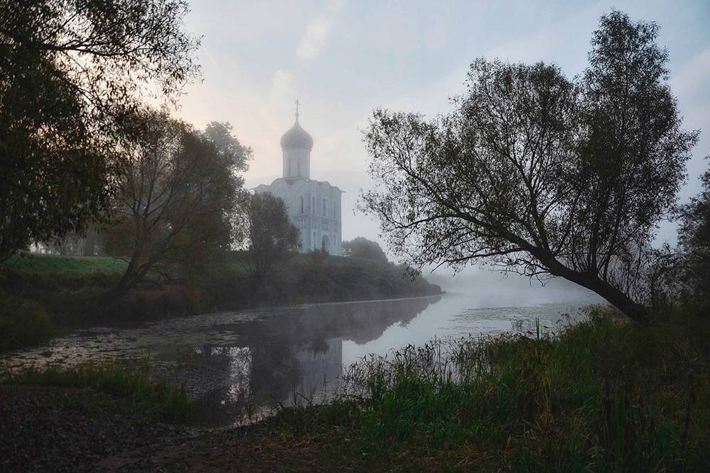 Церковь Покрова на Нерли туманным утром