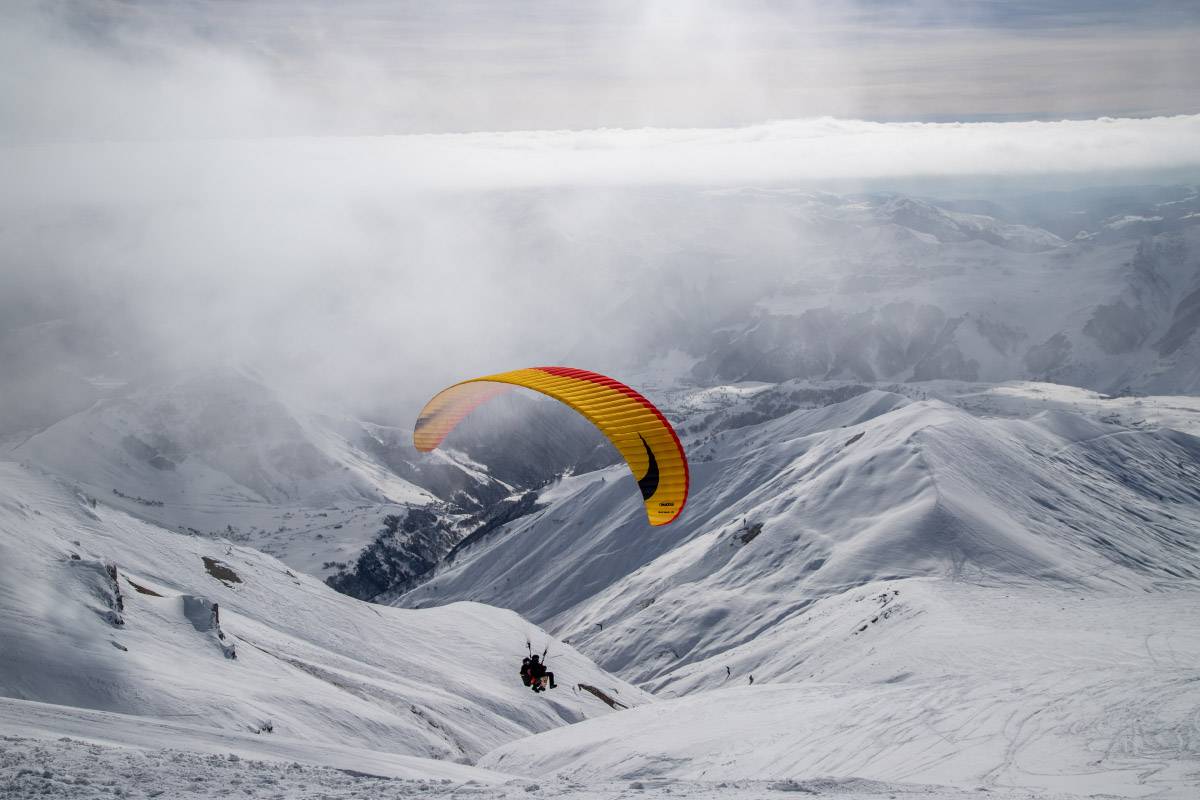 Зимой на Гудаури доступен параглайдинг. Полеты на высоте 2750—3000 метров стоят от 299 GEL (6700 <span class=ruble>Р</span>). Фото:&nbsp;SoXWhite / Shutterstock